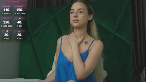 Snapshot of scarletcoles chatting on October 15, 2025, 12:33 am Scarlet online show from October 15, 2025, 12:33 am