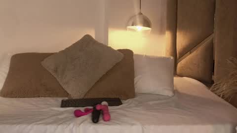 Snapshot of scarleth_lux_ chatting on May 19, 2026, 1:44 am Scarleth online show from May 19, 2026, 1:44 am