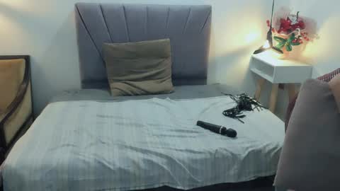 Snapshot of scarlethoot_ chatting on May 29, 2026, 5:11 pm S C A R L E T online show from May 29, 2026, 5:11 pm