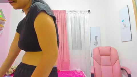 Snapshot of scarletliz chatting on February 17, 2025, 11:55 am Scarletliz online show from February 17, 2025, 11:55 am