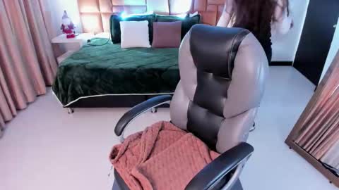 Snapshot of scarlett__cooper__ chatting on December 17, 2025, 12:33 pm Scarlett online show from December 17, 2025, 12:33 pm