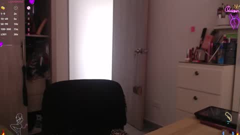 Scarlett Thumb up please help me 100 its important online show from February 13, 2026, 7:54 pm