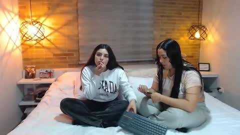 Scarlett and Jazmin online show from November 24, 2025, 10:15 am