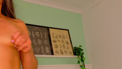 Snapshot of scarlettnoah__ chatting on November 18, 2025, 7:40 pm Scarlett Noah online show from November 18, 2025, 7:40 pm