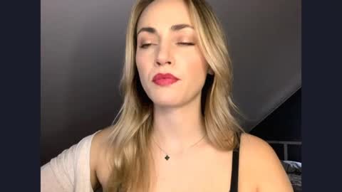 ScarlettxBlonde online show from May 1, 2026, 2:43 pm