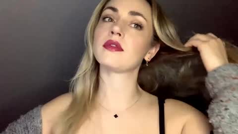 Snapshot of scarlettxblonde chatting on May 19, 2026, 6:31 am ScarlettxBlonde online show from May 19, 2026, 6:31 am