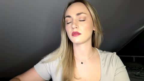 Snapshot of scarlettxblonde chatting on May 22, 2026, 8:42 am ScarlettxBlonde online show from May 22, 2026, 8:42 am
