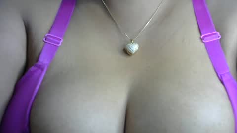 Snapshot of schoco_milf chatting on January 1, 2025, 11:40 pm mai latina online show from January 1, 2025, 11:40 pm