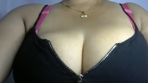 Snapshot of schoco_milf chatting on January 4, 2025, 12:59 pm mai latina online show from January 4, 2025, 12:59 pm