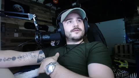 Snapshot of scotchthecat chatting on December 16, 2024, 1:42 am Sup online show from December 16, 2024, 1:42 am