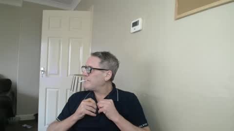 Snapshot of scottsman214 chatting on November 5, 2025, 10:48 am James online show from November 5, 2025, 10:48 am