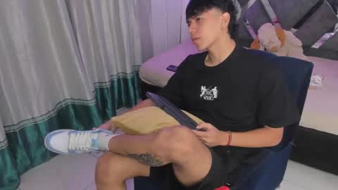 Snapshot of sebas_pretty7 chatting on March 25, 2026, 12:44 pm sebas_pretty7 online show from March 25, 2026, 12:44 pm