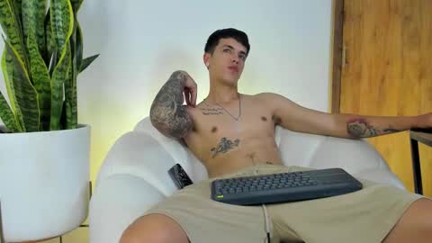 Snapshot of sebas_w01 chatting on December 16, 2025, 1:43 am sebastian online show from December 16, 2025, 1:43 am