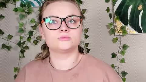 Snapshot of seductive_she_wolf chatting on October 18, 2025, 7:03 pm seductive_she_wolf online show from October 18, 2025, 7:03 pm