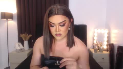 Snapshot of seductivelolalola chatting on February 15, 2025, 10:11 am Natalie Mefford online show from February 15, 2025, 10:11 am