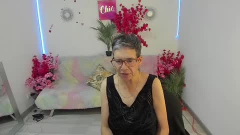 Selena online show from September 18, 2025, 11:12 am