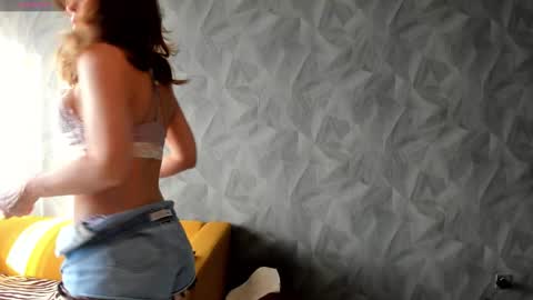 Selena online show from October 15, 2025, 3:17 am