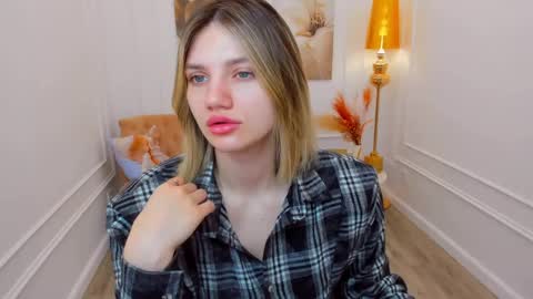 selenaemoore online show from April 4, 2026, 3:38 am