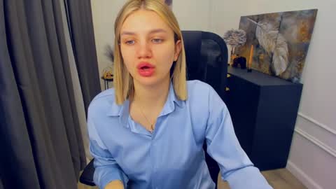 selenaemoore online show from April 18, 2026, 3:43 am