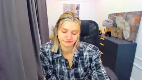 selenaemoore online show from April 25, 2026, 3:42 am