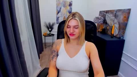 selenaemoore online show from May 1, 2026, 3:55 am