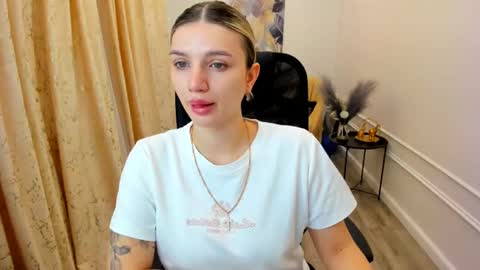 selenaemoore online show from June 17, 2026, 3:53 am