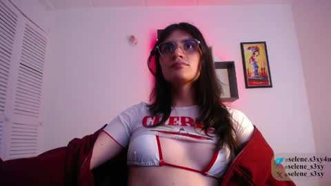 Snapshot of selene_cutie chatting on March 25, 2026, 11:44 pm Selene help me with 50 thumbs up online show from March 25, 2026, 11:44 pm