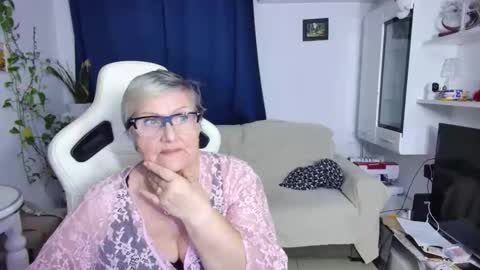 Snapshot of selenna57 chatting on April 4, 2026, 5:32 pm Selenna online show from April 4, 2026, 5:32 pm