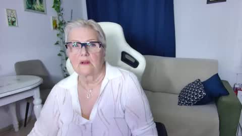 Snapshot of selenna57 chatting on April 9, 2026, 5:29 pm Selenna online show from April 9, 2026, 5:29 pm