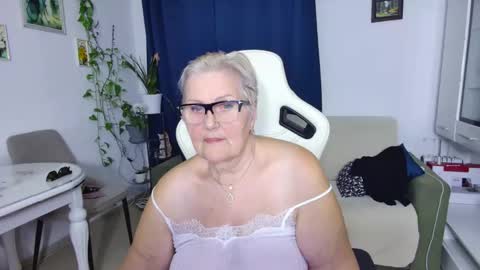 Snapshot of selenna57 chatting on April 10, 2026, 5:28 pm Selenna online show from April 10, 2026, 5:28 pm