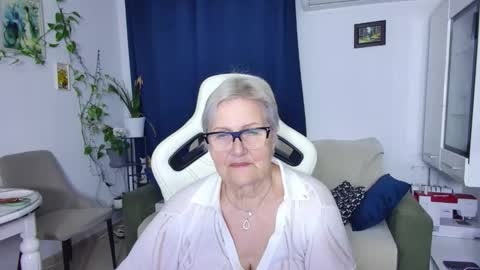 Snapshot of selenna57 chatting on April 15, 2026, 5:42 pm Selenna online show from April 15, 2026, 5:42 pm