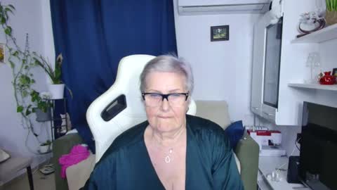 Snapshot of selenna57 chatting on April 18, 2026, 7:07 pm Selenna online show from April 18, 2026, 7:07 pm