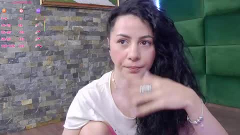 Selen online show from May 3, 2026, 4:07 am