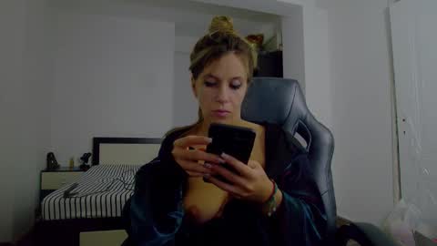 Snapshot of sellena_angel chatting on November 19, 2025, 9:48 pm sellena_angel online show from November 19, 2025, 9:48 pm