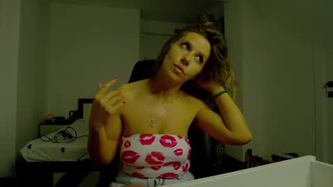 Snapshot of sellena_angel chatting on June 6, 2026, 4:23 pm sellena_angel online show from June 6, 2026, 4:23 pm