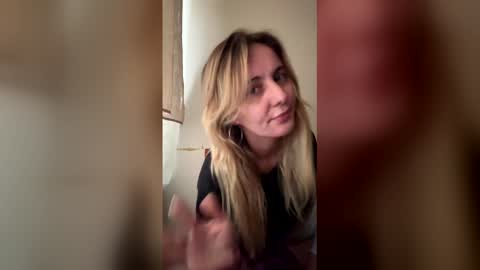 Snapshot of sennya_hayes chatting on January 15, 2026, 8:41 am Sennya online show from January 15, 2026, 8:41 am