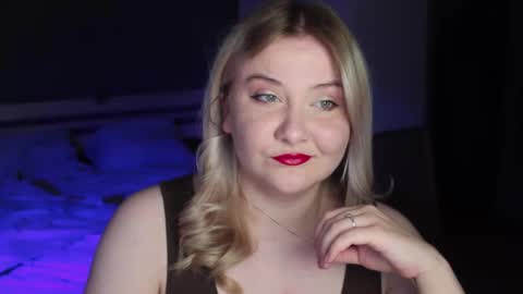 Snapshot of sensual_girrrl chatting on May 18, 2026, 11:32 pm Ilona online show from May 18, 2026, 11:32 pm