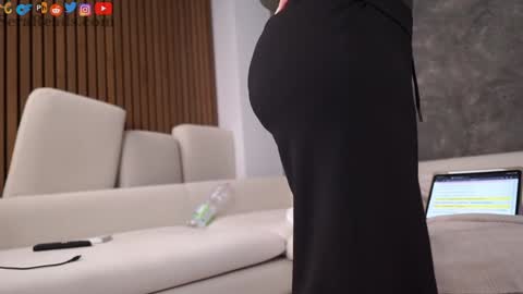 SeraReads online show from October 4, 2025, 12:25 pm