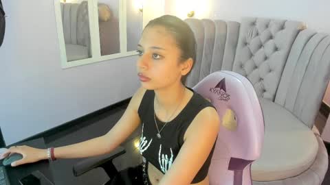 Snapshot of seren_bleck chatting on February 21, 2025, 10:17 am Seren Follow me online show from February 21, 2025, 10:17 am