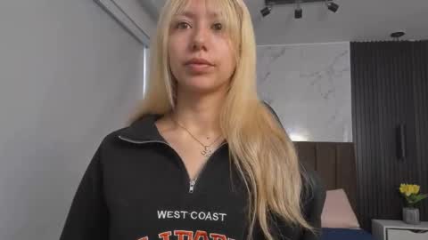 Serene online show from October 4, 2025, 1:20 pm