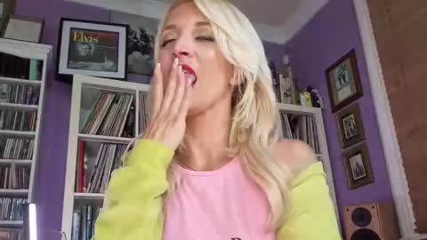 Snapshot of serenexxmilf chatting on June 1, 2026, 8:43 pm serenexx your MILF online show from June 1, 2026, 8:43 pm