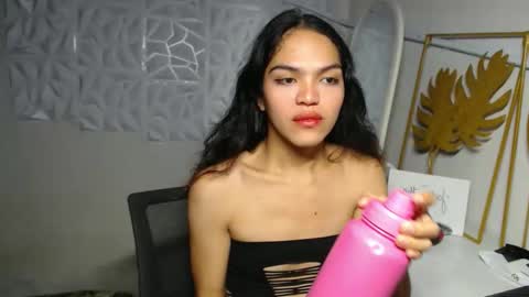 Snapshot of servicedoll18 chatting on November 16, 2025, 7:41 pm Bella online show from November 16, 2025, 7:41 pm