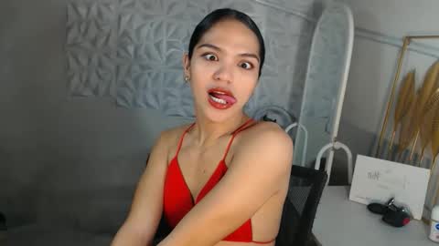 Snapshot of servicedoll18 chatting on April 17, 2026, 3:15 pm Bella online show from April 17, 2026, 3:15 pm