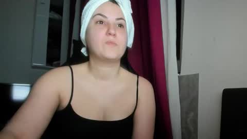 Snapshot of sexy_slimm25 chatting on April 3, 2026, 9:35 pm Slimm online show from April 3, 2026, 9:35 pm