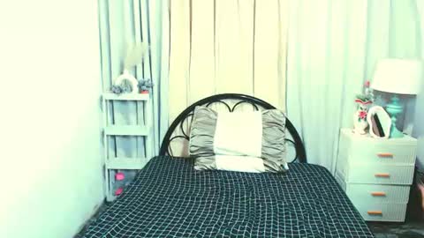sexy_yllona online show from August 4, 2026, 10:29 am