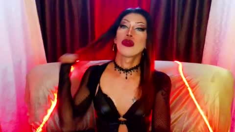 Snapshot of sexydevine_34 chatting on July 10, 2026, 8:33 pm Devine online show from July 10, 2026, 8:33 pm