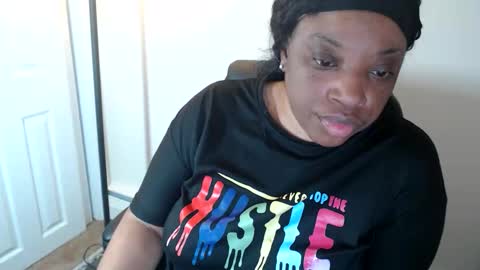 Snapshot of sexymona1218 chatting on May 14, 2026, 8:32 am SexyMona online show from May 14, 2026, 8:32 am