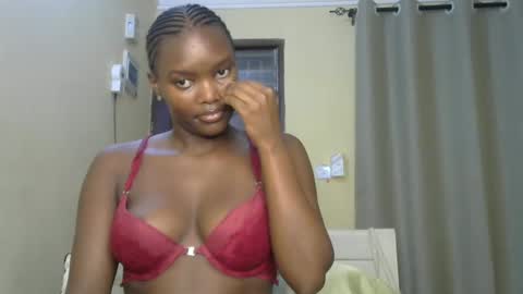 Snapshot of sexypetite_lee chatting on March 11, 2025, 12:17 pm Lee online show from March 11, 2025, 12:17 pm