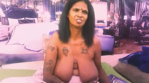 Snapshot of sexyva4u2luv chatting on October 26, 2025, 1:33 am sexyva4u2luv online show from October 26, 2025, 1:33 am