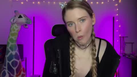 Snapshot of shadebabe chatting on December 14, 2024, 8:23 am shadebabe online show from December 14, 2024, 8:23 am